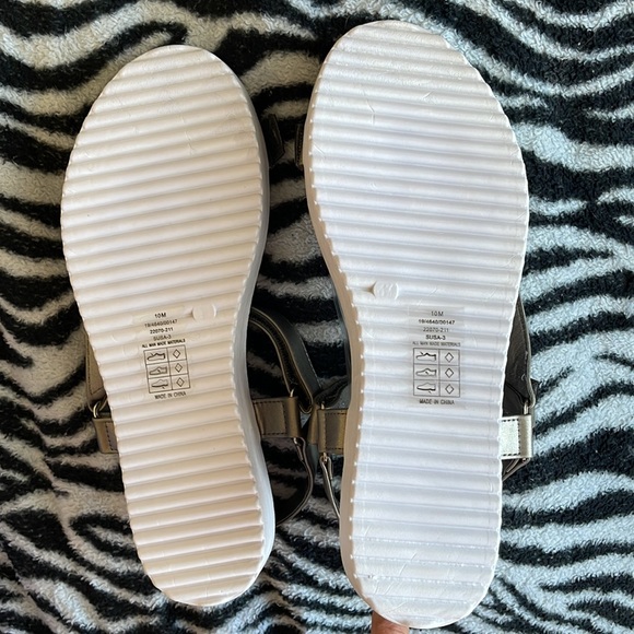 **BRAND NEW** PLEASE HUY, moving! Size 10 Pewter Sandals - Picture 3 of 4